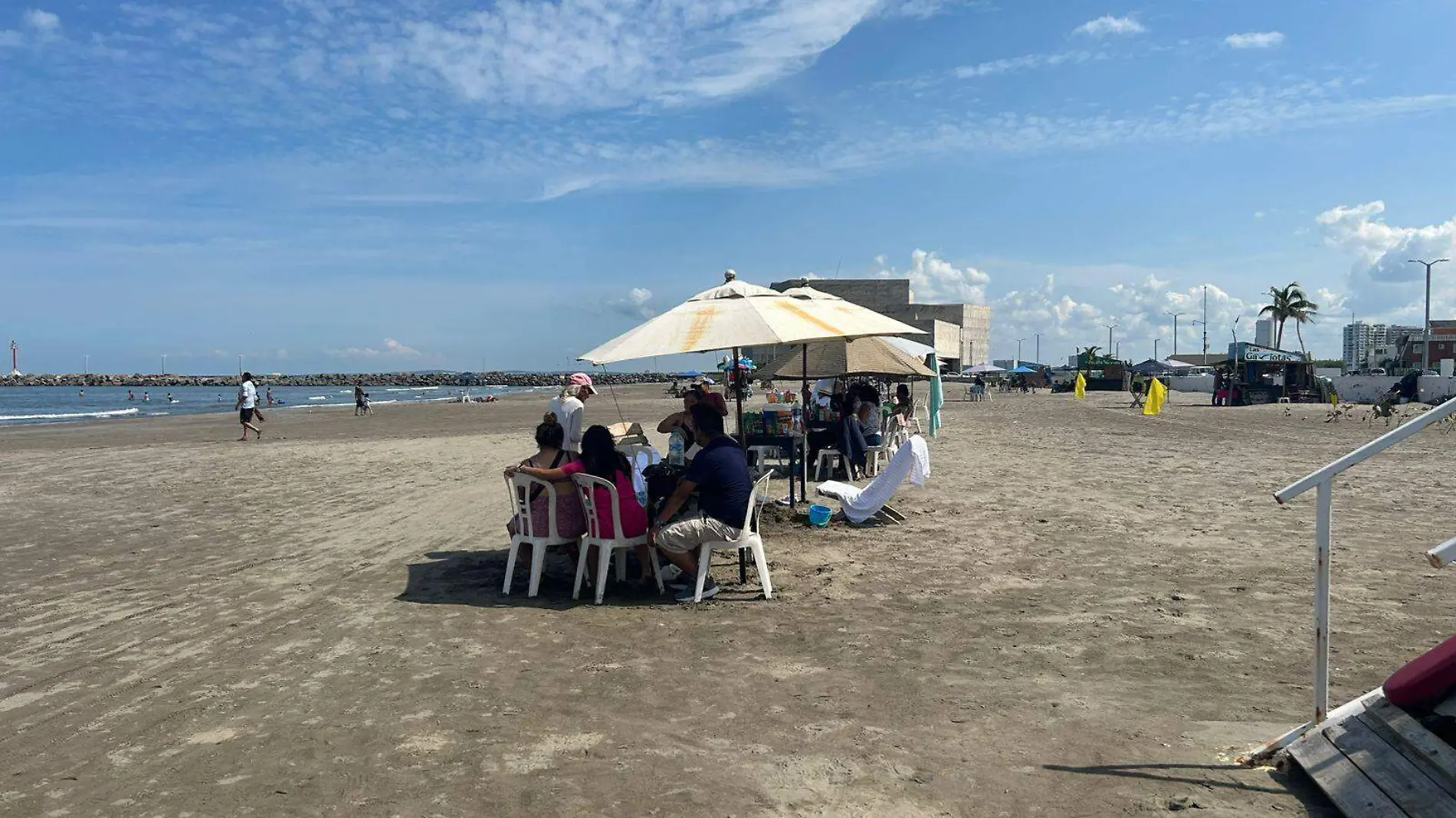 Turistas desafían pronóstico de lluvias; disfrutan de las playas en Boca del Río